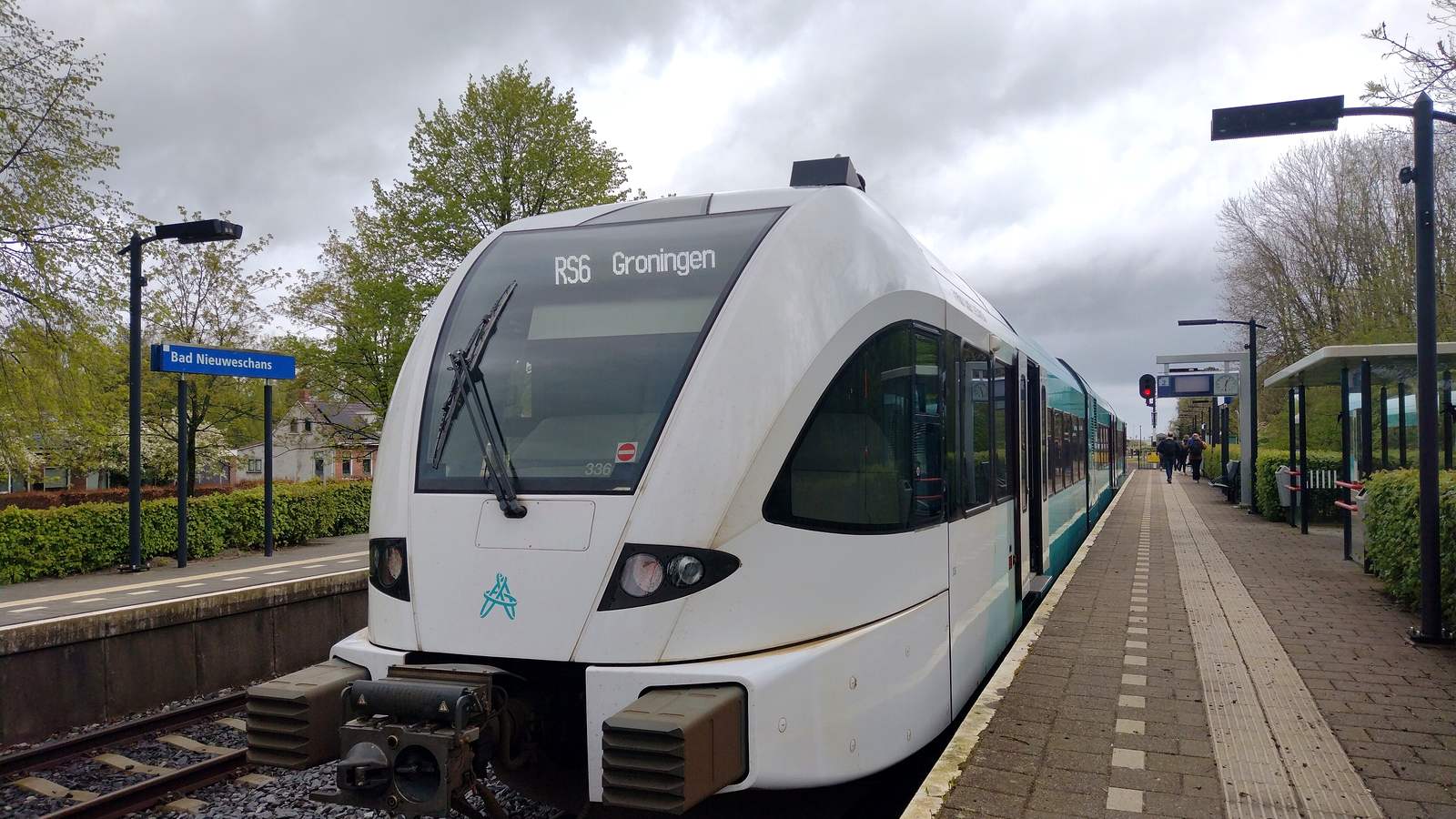 Weißer Arriva-Triebzug mit Fahrtziel Groningen am Bahnsteig des Grenzbahnhofs Bad Nieuweschans
